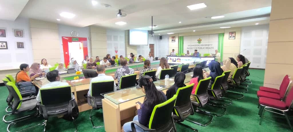 Suasana Kuliah Tamu Internasional FKM Unhas bertema “Public Health in a Climate-Changing World: Rethinking Risk Across Species and Scales” bersama Prof. Eileen Moyer dari University of Amsterdam, yang berlangsung di ruang rapat FKM Unhas. Kegiatan ini menjadi ajang dialog ilmiah lintas disiplin tentang kesehatan masyarakat dan perubahan iklim, dihadiri oleh dosen, mahasiswa, dan peneliti dari berbagai departemen.